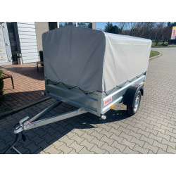 Anhänger mit grauer Plane...